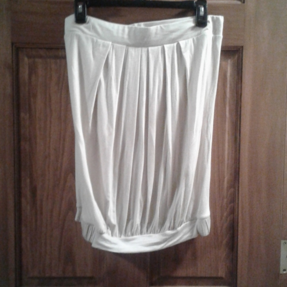 Cream tune top with elastic waist.